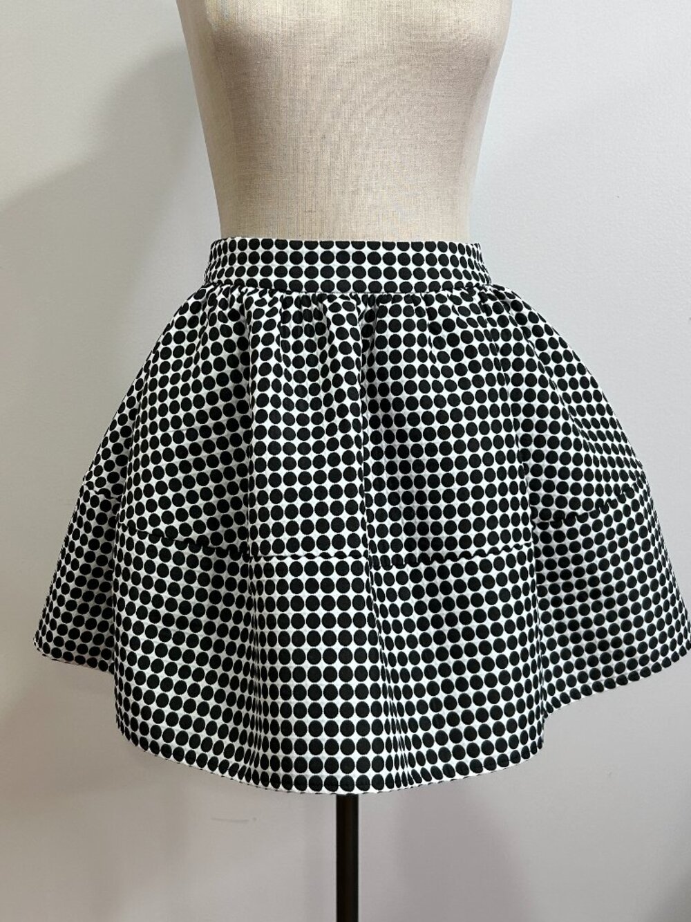 EXPRESS Black White Polka Dot Mini Skirt Pockets Lined Full Flare Sz 00